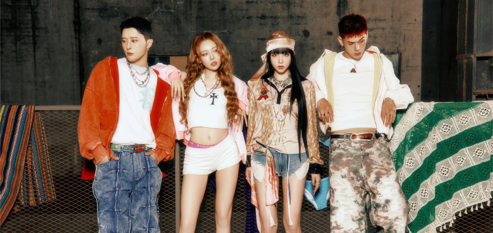1 homme en veste rouge et jeans, 1 femme en mini short et outfit blanc, 1 femme en short en jeans et avec un chapeau, 1 homme en pantalon camouflage et haut blanc